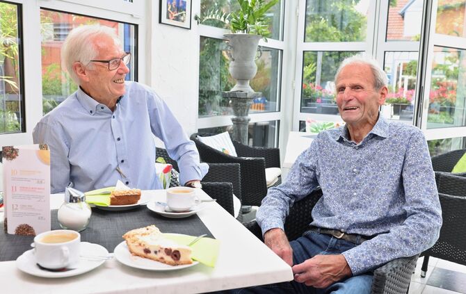 Eberhard Weber und Walter Hasert (von links), 88 und 89 Jahre alt, sehen sich seit ihrer Lehrzeit zum ersten Mal wieder.