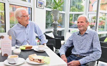Eberhard Weber und Walter Hasert (von links), 88 und 89 Jahre alt, sehen sich seit ihrer Lehrzeit zum ersten Mal wieder.