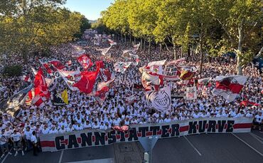 Die Karawane läuft gemeinsam zum Stadion.