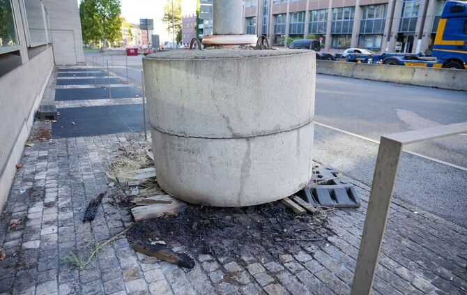 Brennendes Holzbrett vor Innenministerium
