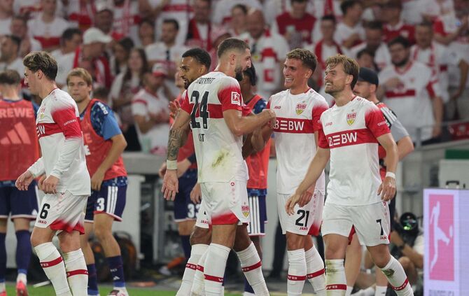 Die VfB-Profis bejubeln eines ihrer vier Tore gegen den 1. FC Köln.