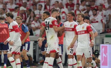Die VfB-Profis bejubeln eines ihrer vier Tore gegen den 1. FC Köln.