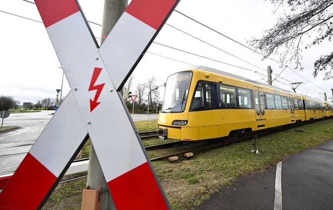 Der Mann sei trotz Warnsignal auf die Gleise getreten. (Symbolbild)