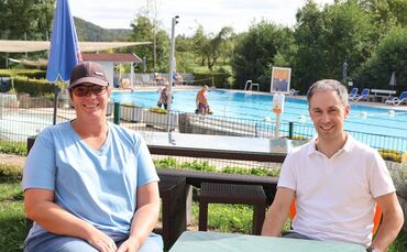Bademeisterin Tamara Beißwanger und Hauptamtsleiter Achim Laidig unterstützen das kleine Bad mit viel Herzblut.