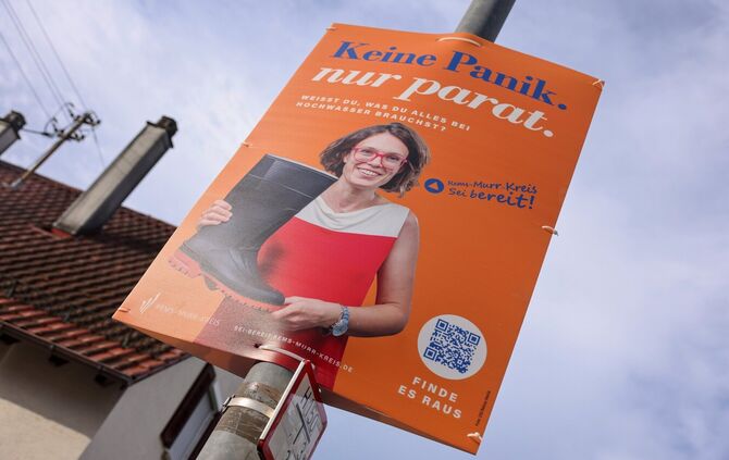 Sie hat erstens ein supernettes Lächeln und zweitens Gummistiefel parat. Doch wer ist sie?