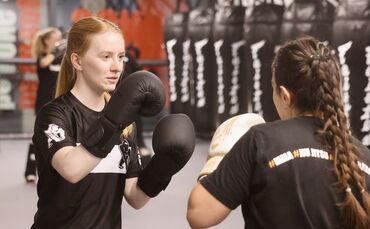 Eine Kickboxen-Trainingsstunde nur für Frauen: Unsere Reporterin Kim Ferber (21, links) gibt alles.