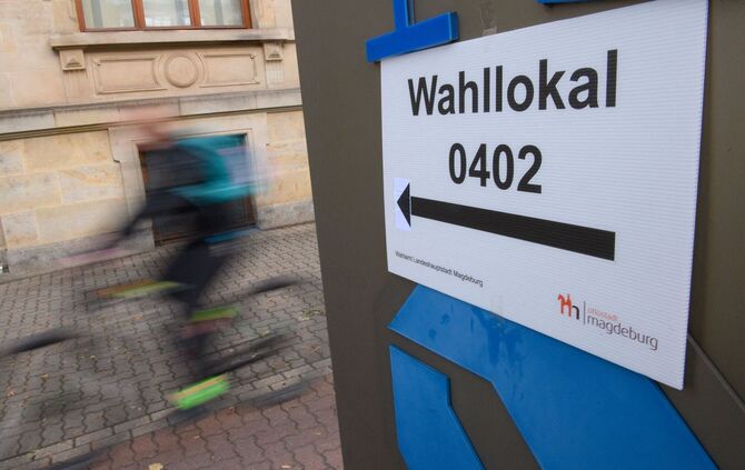 Landtagswahl in Sachsen-Anhalt - Öffnung Wahllokale in Magdeburg