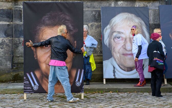 Omas gegen Rechts und Fotograf Toscano: "Gegen das Vergessen"