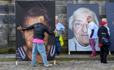 Omas gegen Rechts und Fotograf Toscano: "Gegen das Vergessen"