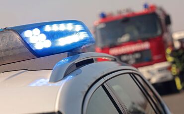 Die Feuerwehr befreite den 51-Jährigen aus seinem Auto. (Symbolbild)