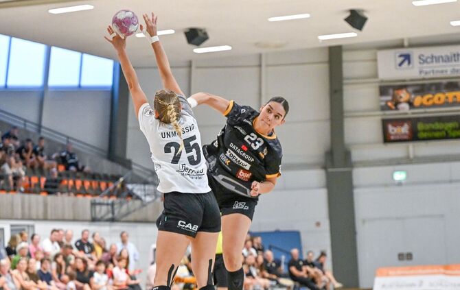 Celia Heinzer (rechts, gegen die Freiburgerin Nelli Hautz) zeigte in ihrem ersten Heimspiel im VfL-Trikot eine starke Leistung.