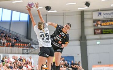 Celia Heinzer (rechts, gegen die Freiburgerin Nelli Hautz) zeigte in ihrem ersten Heimspiel im VfL-Trikot eine starke Leistung.