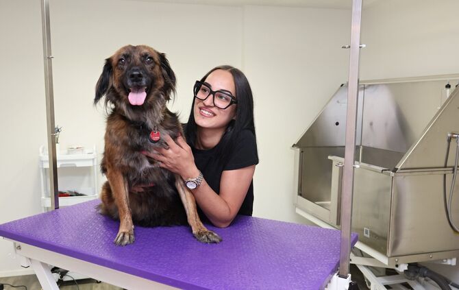 Sara De Cesare im Hundesalon "Pfotenparadies" mit Hündin Tigella.