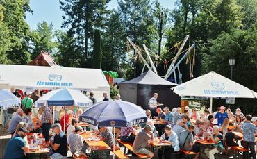 Bestes Spätsommerwetter lockt viele Besucherinnen und Besucher aufs Straßenfest in Alfdorf.