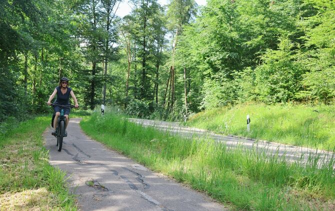 Der Radweg ist bislang schmal und holprig.