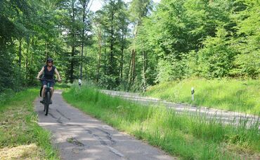 Der Radweg ist bislang schmal und holprig.