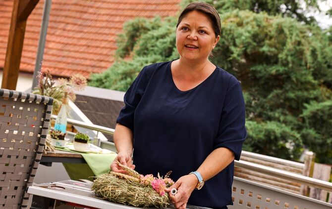 Anita Zürn arbeitet gerne mit Naturmaterialien. In Kooperation mit der "VONACHT" im Schorndorfer Postturm veranstaltet sie am 4.