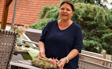 Anita Zürn arbeitet gerne mit Naturmaterialien. In Kooperation mit der "VONACHT" im Schorndorfer Postturm veranstaltet sie am 4.