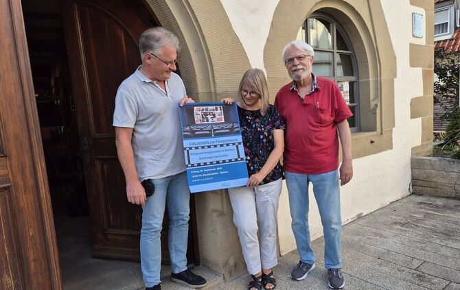 Jürgen Lieb, Jutta Hess und Ulrich Lang (v. li.) stellen das Werbeplakat für den neuen Film des Heimatvereins vor.