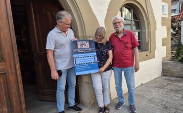 Jürgen Lieb, Jutta Hess und Ulrich Lang (v. li.) stellen das Werbeplakat für den neuen Film des Heimatvereins vor.