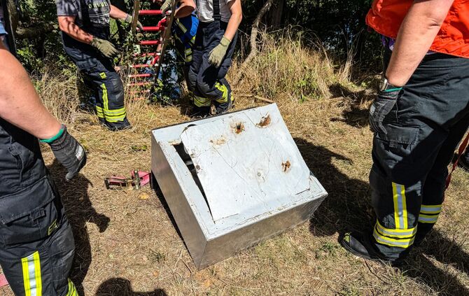 Die Feuerwehr hat am Samstag, 29. August 2026, in Endersbach einen Tresor aus der Rems geholt