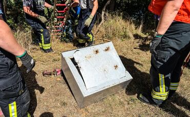 Die Feuerwehr hat am Samstag, 29. August 2026, in Endersbach einen Tresor aus der Rems geholt