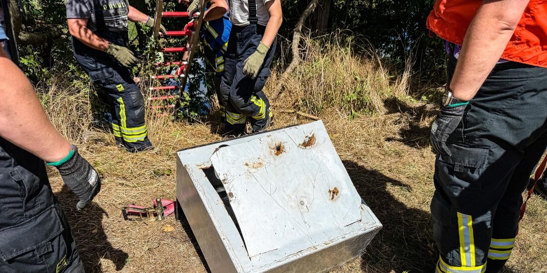 Die Feuerwehr hat am Samstag, 29. August 2026, in Endersbach einen Tresor aus der Rems geholt