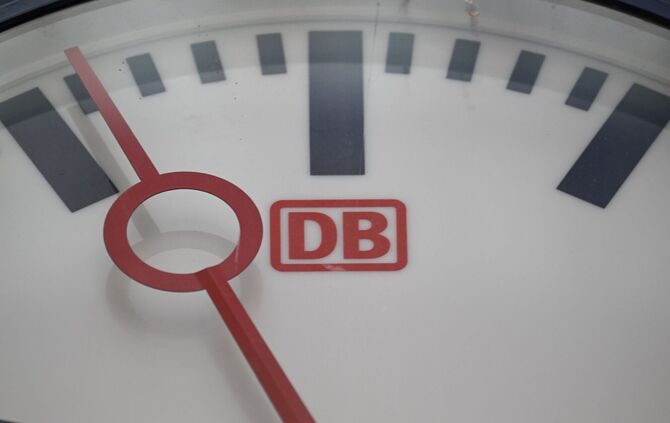 Die Deutsche Bahn konnte sich bei der Pünktlichkeit im August nur leicht verbessern. (Archivbild)