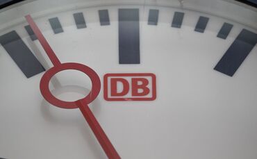 Die Deutsche Bahn konnte sich bei der Pünktlichkeit im August nur leicht verbessern. (Archivbild)
