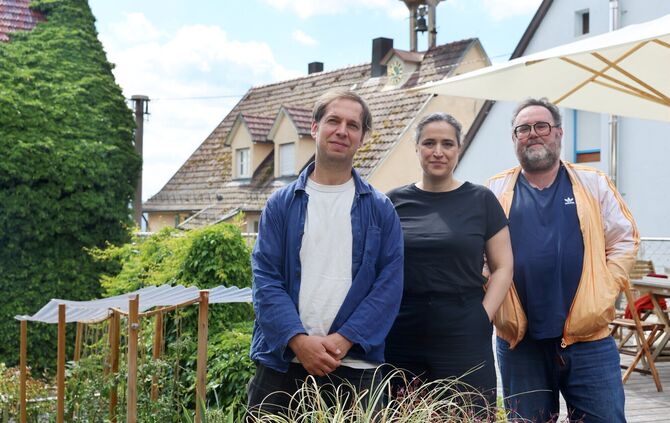 Johann Polzer (l.), Aliki Schäfer (M.) und Andreas Vogel (r.) haben Rohrbronner interviewt und die Gespräche in ein Kunstprojekt
