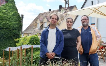 Johann Polzer (l.), Aliki Schäfer (M.) und Andreas Vogel (r.) haben Rohrbronner interviewt und die Gespräche in ein Kunstprojekt