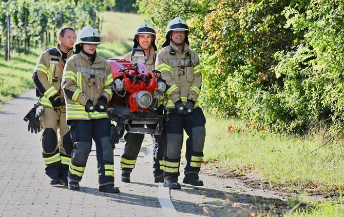 Die Feuerwehrleute verlegten Schläuche am Kappelberg, inmitten von Weinbergwegen.