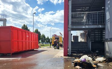 Verbranntes Gerümpel am Einsatzort. Die Feuerwehr ist schon mit Aufräumen beschäftigt.
