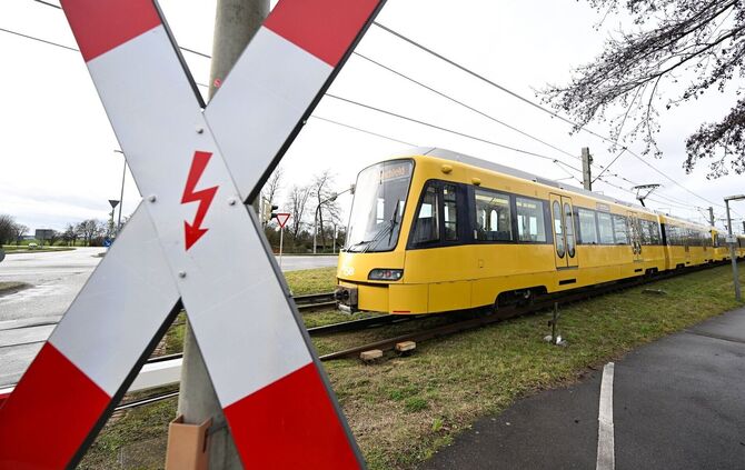 Der Unfall mit der Stadtbahn ereignete sich am Freitag. (Symbolbild)