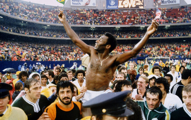1. Oktober 1977: Der brasilianische Fußballer Pelé winkt den Fans in New York nach seinem Abschiedsspiel zu. Unter ihnen war auc
