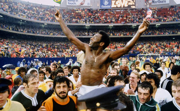 1. Oktober 1977: Der brasilianische Fußballer Pelé winkt den Fans in New York nach seinem Abschiedsspiel zu. Unter ihnen war auc