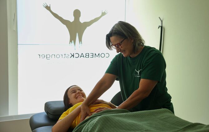 Nathalie Beschta fühlt sich bei Osteopathin Tanja Trageser gut aufgehoben.