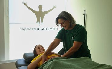 Nathalie Beschta fühlt sich bei Osteopathin Tanja Trageser gut aufgehoben.