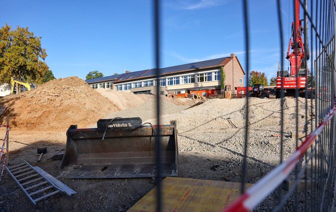 Die Turnhalle ist weg - jetzt startet der eigentliche Neubau.