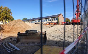 Die Turnhalle ist weg - jetzt startet der eigentliche Neubau.