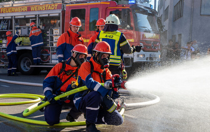 Die Jugendfeuerwehrleute bei der Schauübung zur Brandbekämpfung.