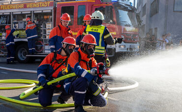 Die Jugendfeuerwehrleute bei der Schauübung zur Brandbekämpfung.