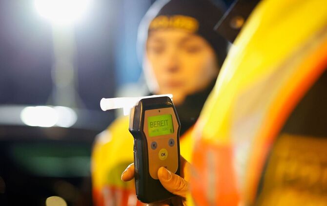 Polizei macht Alkoholtest Symbolbild