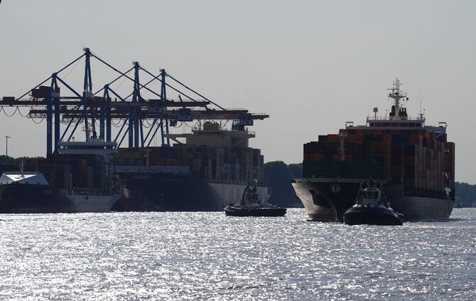 Containerschiff in Hafen