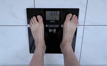 Kennzeichnend für eine Essstörung ist unter anderem die andauernde Beschäftigung mit Essen, Figur und Gewicht – die Waage kann z