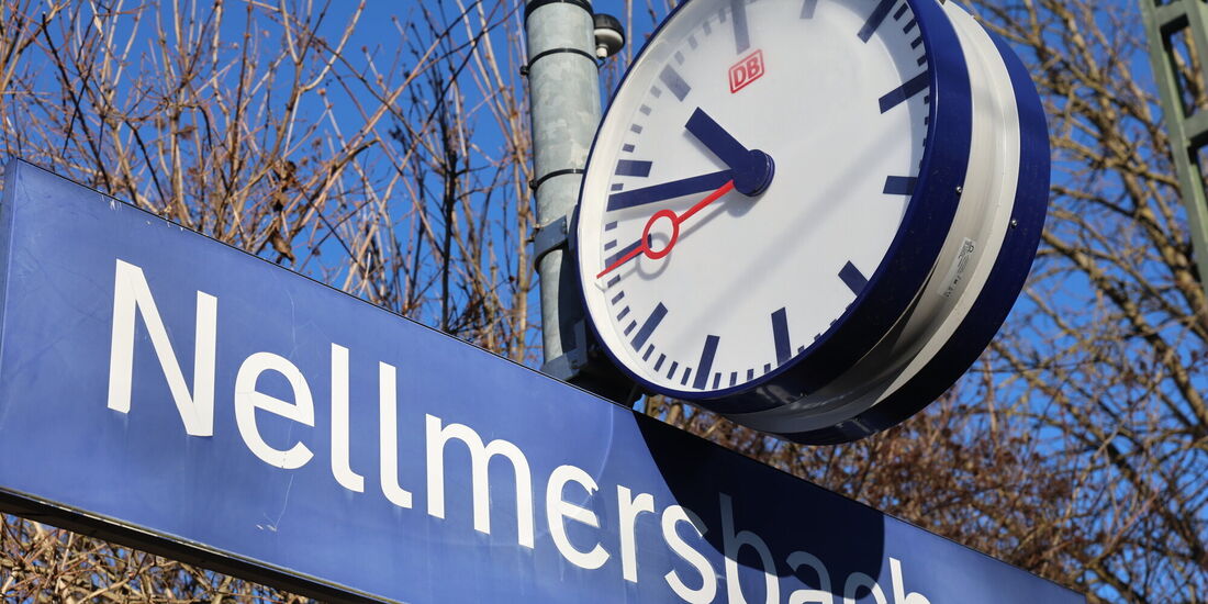 Zwei Uhren sind am Bahnhof Nellmersbach verschwunden.