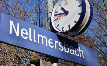 Zwei Uhren sind am Bahnhof Nellmersbach verschwunden.