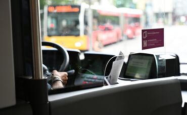 Der Busfahrer alarmiert die Polizei. (Symbolbild)