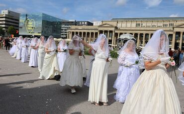 Erst in Gmünd, dann in Stuttgart: Trauermarsch am Schlossplatz.
