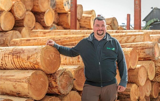 Seit vier Jahren führt Manuel Bay gemeinsam mit seinem Cousin Matthias das Sägewerk Bay in Mannenweiler in der Gemeinde Großerla
